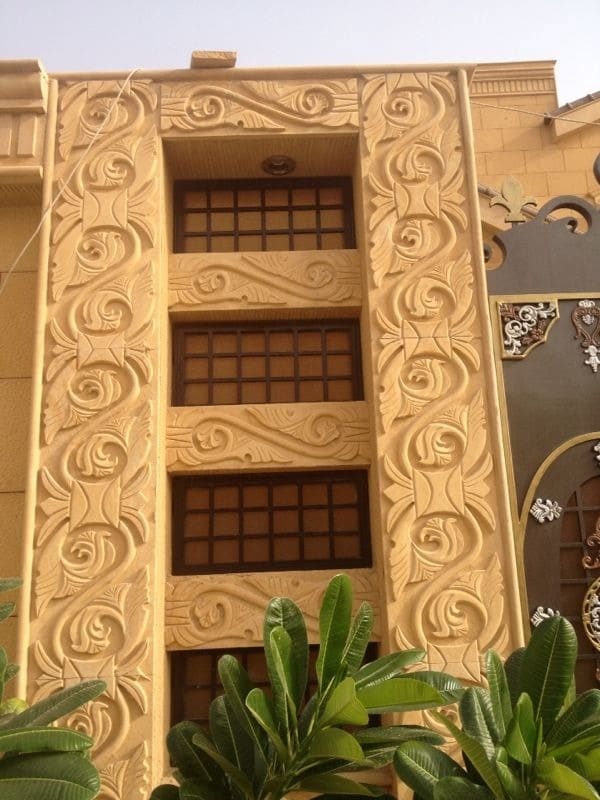 زخرفه من الحجر الأصفر الطبيعي