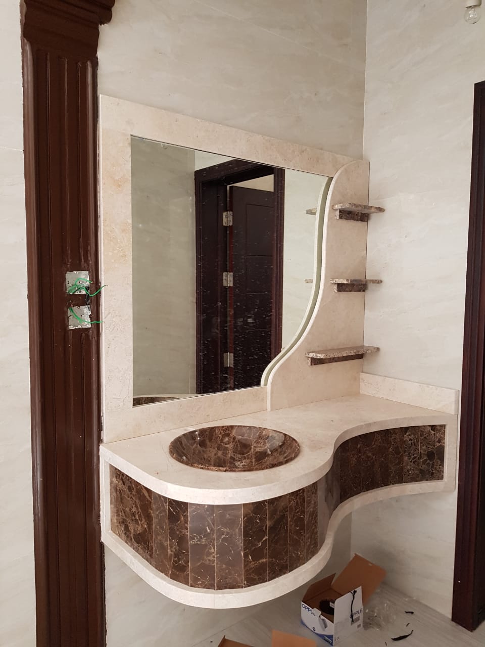 مغسلة مع حوض من الرخام الإسباني الطبيعي