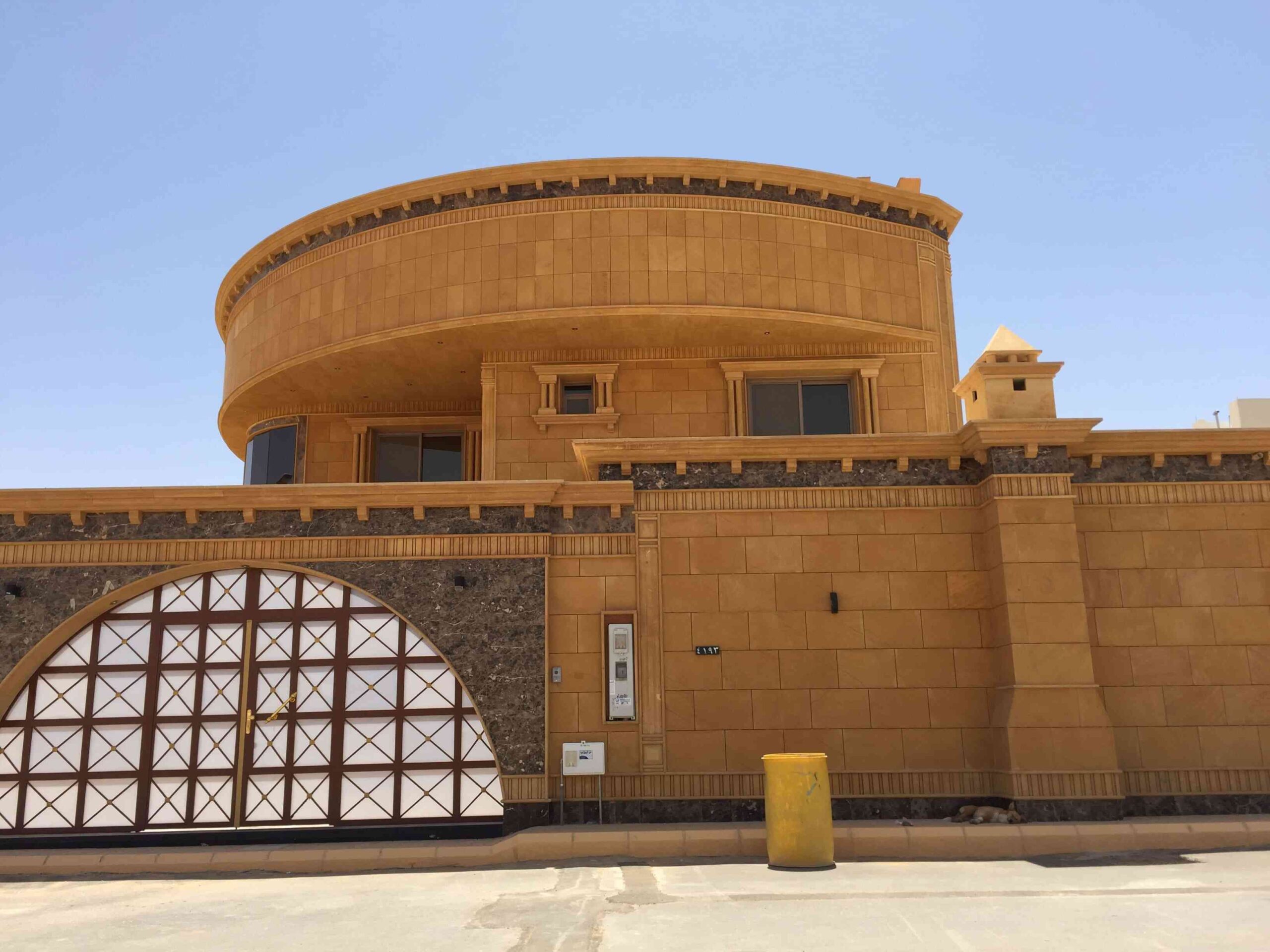 قصر مكسو بالحجر الأصفر الطبيعي