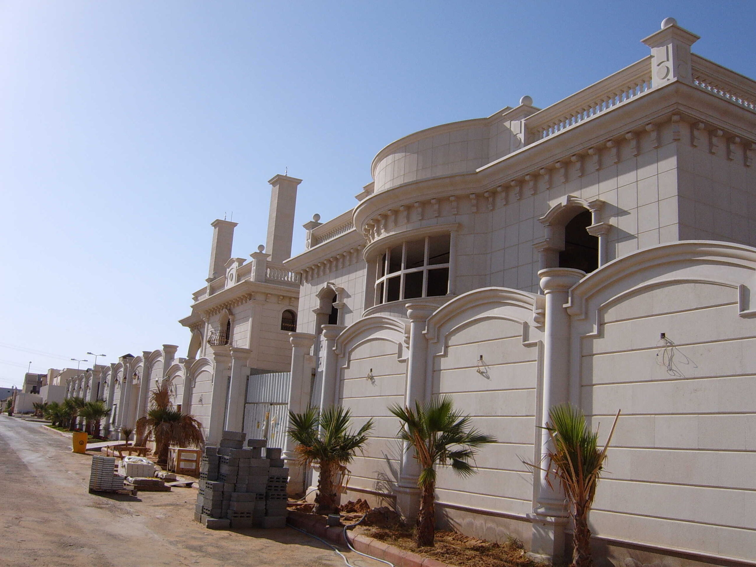 تحفة معمارية مكسوه بالحجر الأبيض