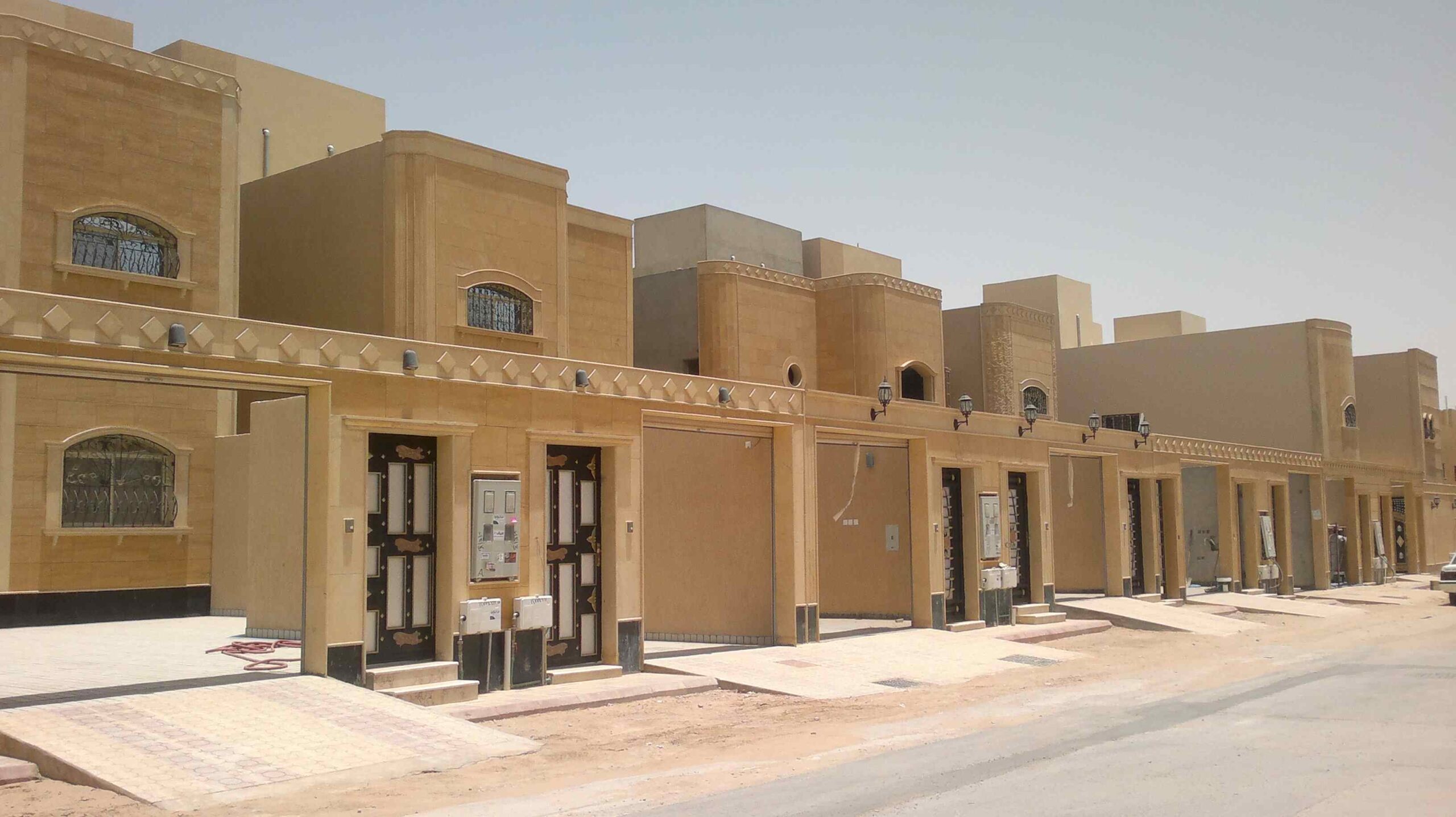 مجمع فلل مكسو بالحجر الأصفر الخشابي