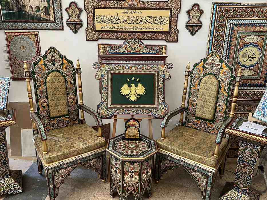 كراسي وطاولات من حرفة الدهان الدمشقي العريق