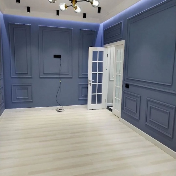 غرفة داخلية تم تجديدها تشطيبها مؤخرًا