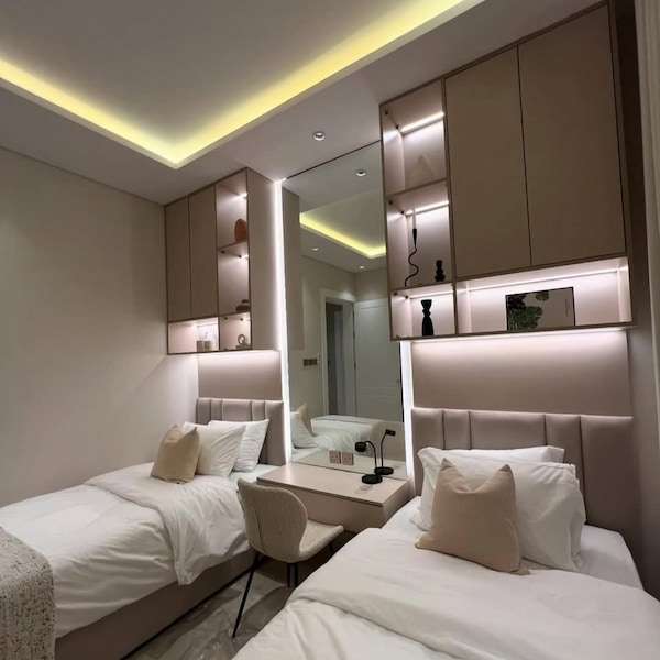 غرفة نوم  أطفال صغيرة تم استغلال مساحتها بشكل ذكي وعملي