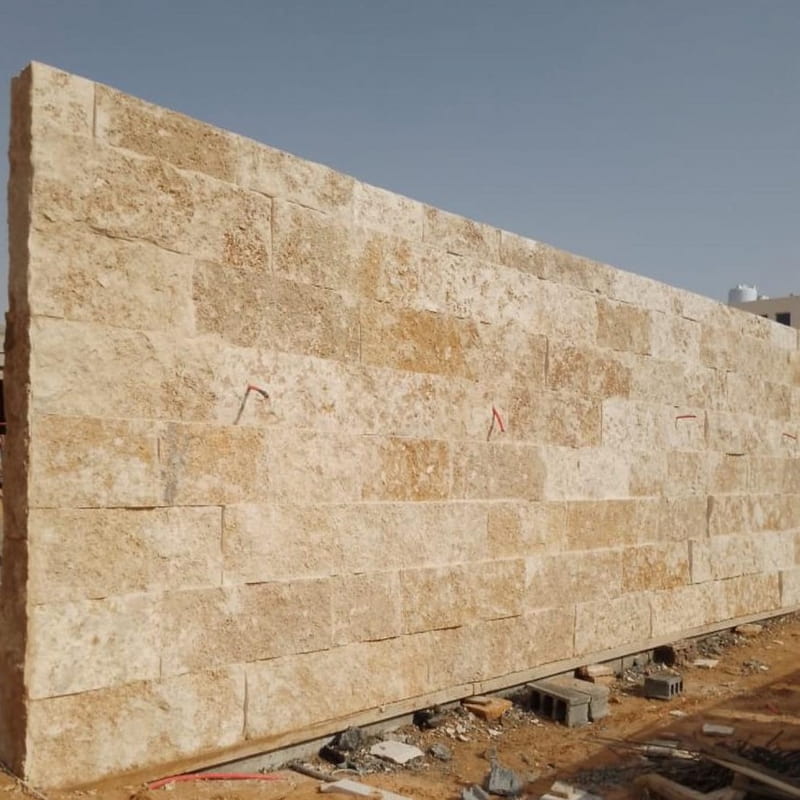 حجر وجه الجبل الطبيعي