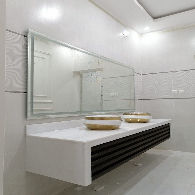 مغسلة رخام كرستال فيتنامي مع تكسيات خشبيه